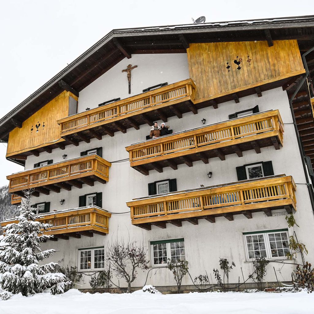 rifugio-cereda-passo-trentino-struttura-intera-inverno-neve-esterno